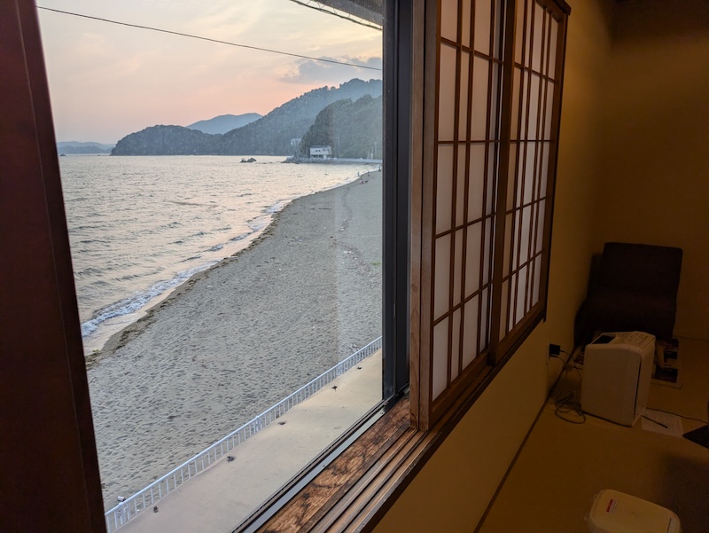 客室の窓から見える瀬戸内海の様子