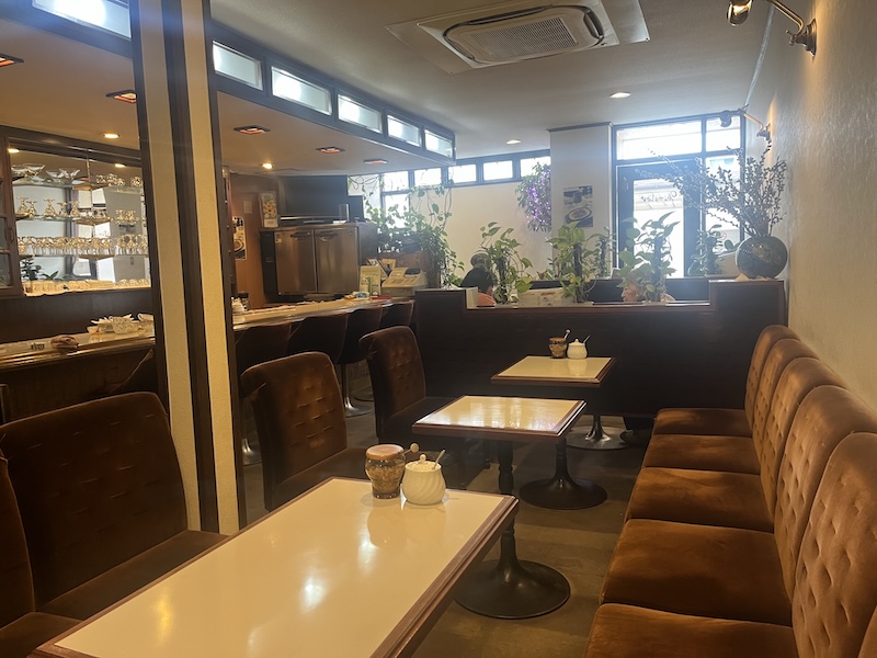 自然光の温かみで雰囲気が漂う店内