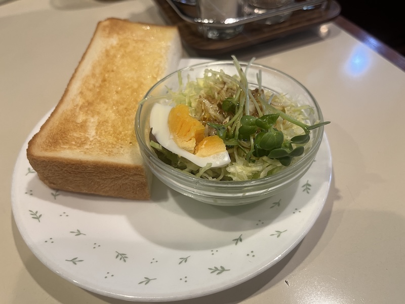 モーニングセットで味わえるサクッと香ばしいトースト