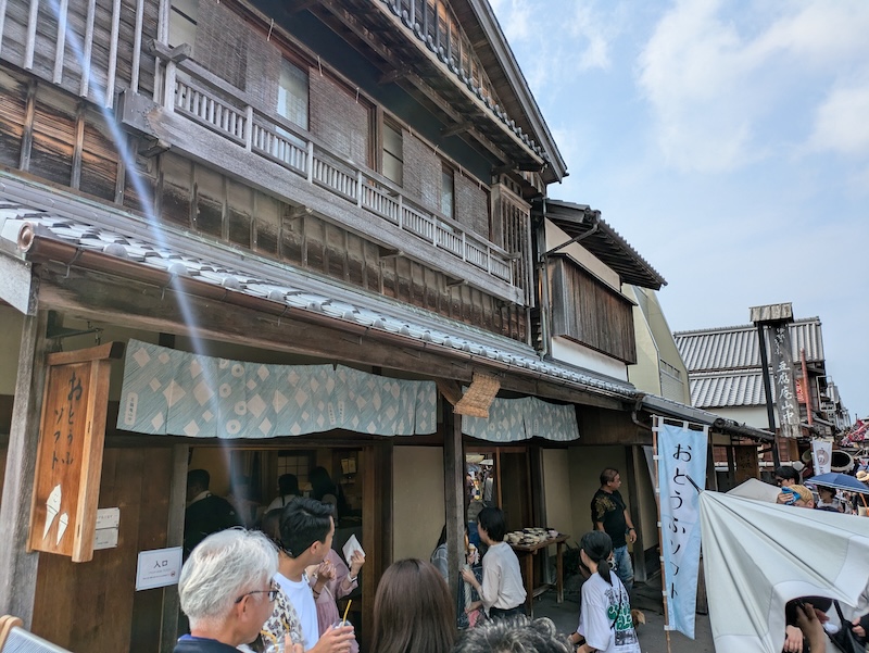 賑わうお店の前の様子