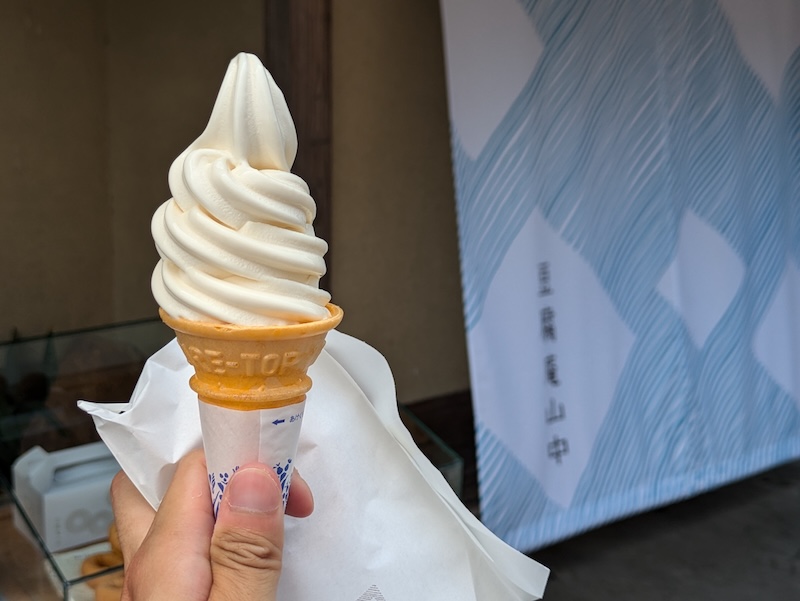 おとうふソフトとお店の様子