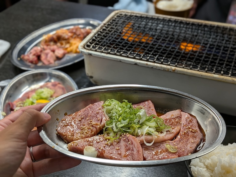 提供される肉と網の様子
