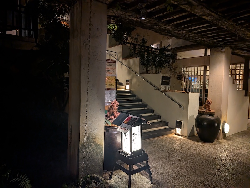 お店へと向かう階段