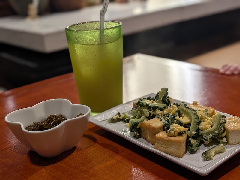 沖縄の家庭料理が味わえる居酒屋