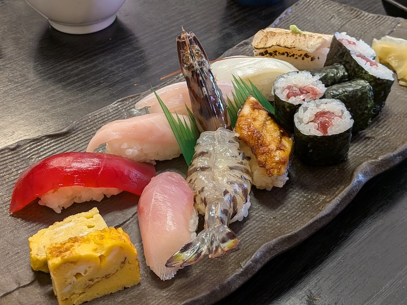 店主が自ら仕入れる新鮮な魚の寿司