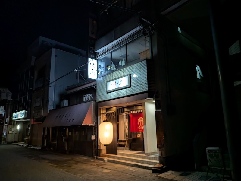 提灯が光るお店の外観