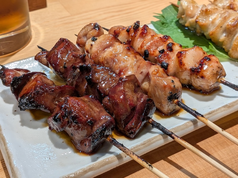 香ばしく光るタレが食欲をそそる焼き鳥