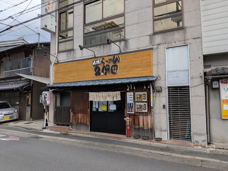 お店のある建物の様子と外観