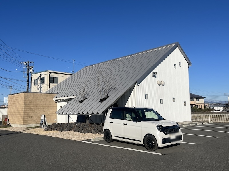 おしゃれな建物と駐車場