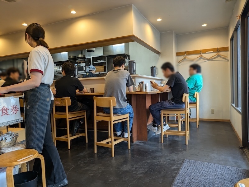 カウンター席のみの店内の様子