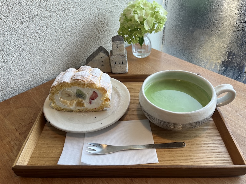 季節のフルーツを使用したロールケーキ