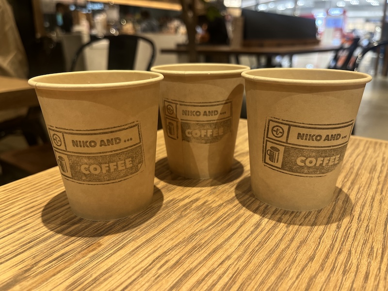 かわいいロゴのついた紙コップ