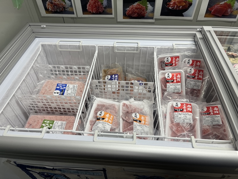 パックに詰められた冷凍マグロ