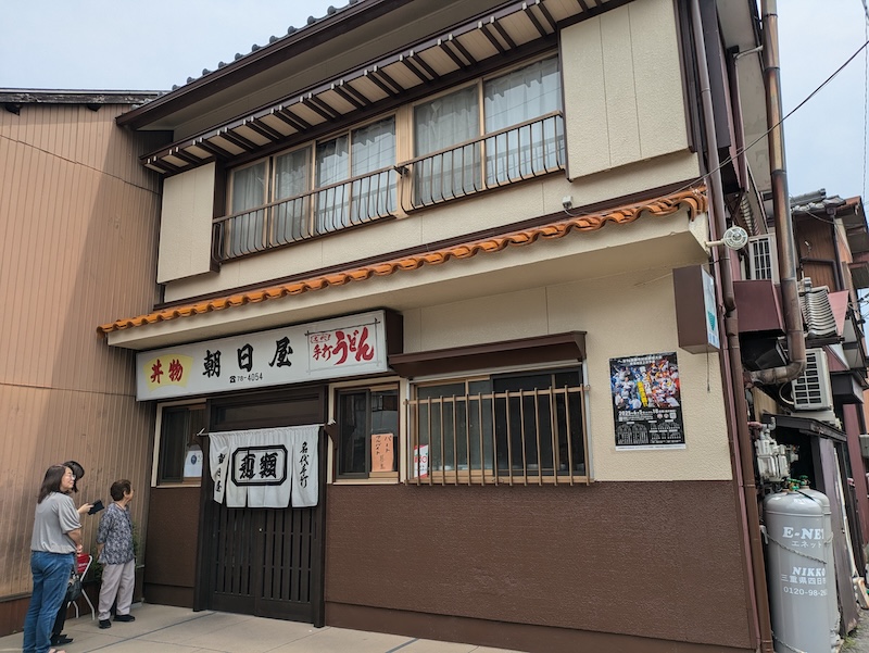 歴史を感じるお店の外観