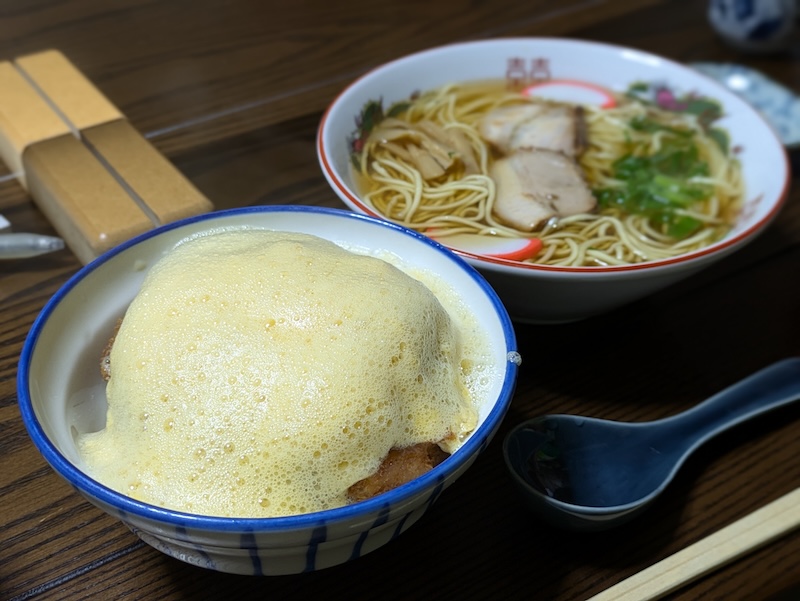 名物の泡カツ丼と中華そば