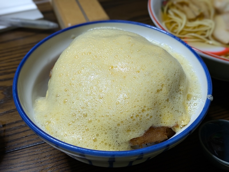 卵がふわふわな泡カツ丼
