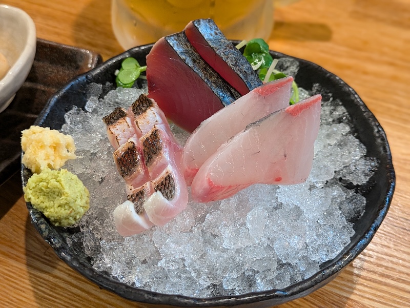 カウンターのショーケースから捌かれる新鮮な刺身