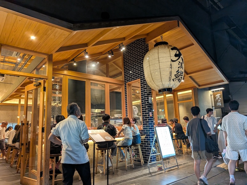 賑わうお店の外観