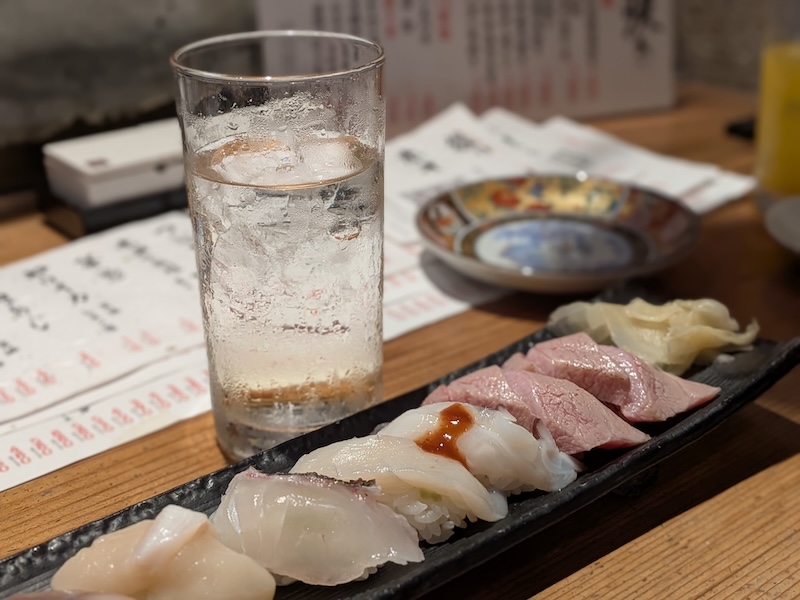 こだわりの赤酢のシャリで握られた鮨