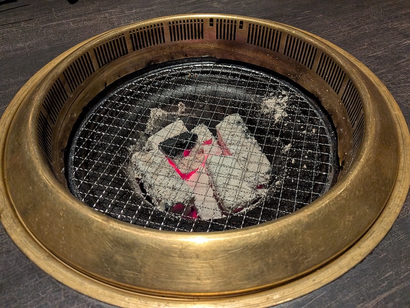 備長炭で焼く焼き網の様子