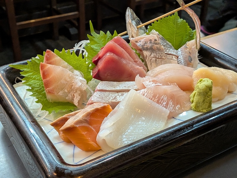 その日に仕入れた魚の刺身盛り