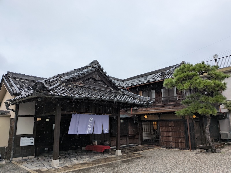 歴史を感じるお店の外観