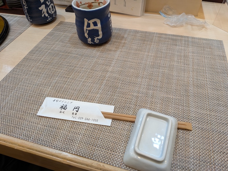 食事の前の机の様子