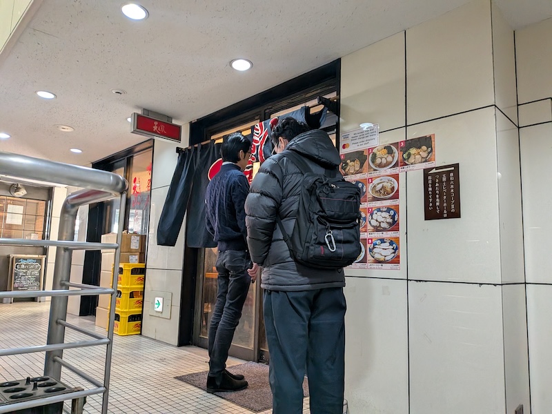 順番待ちの列ができるお店の様子