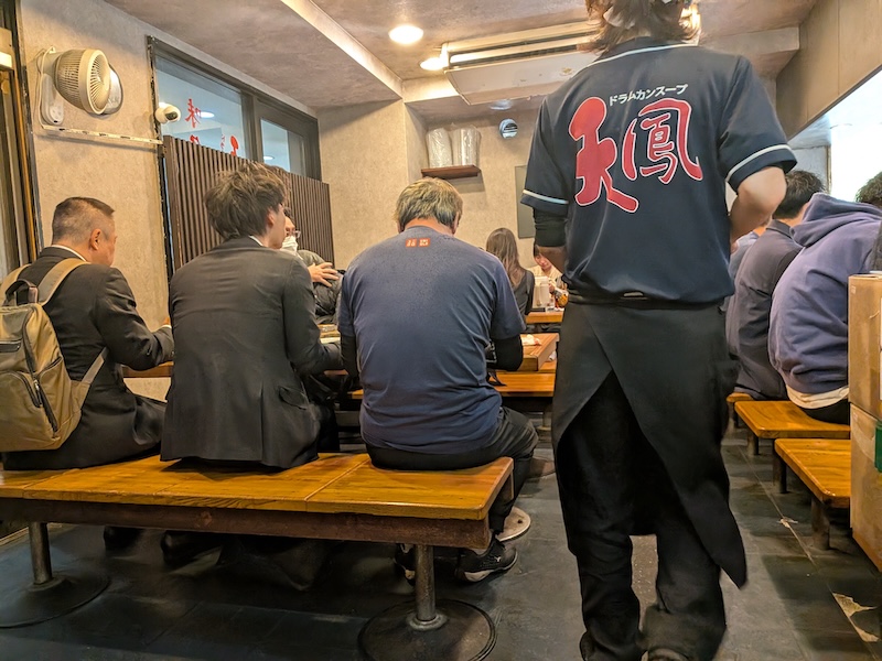 賑わう店内の様子