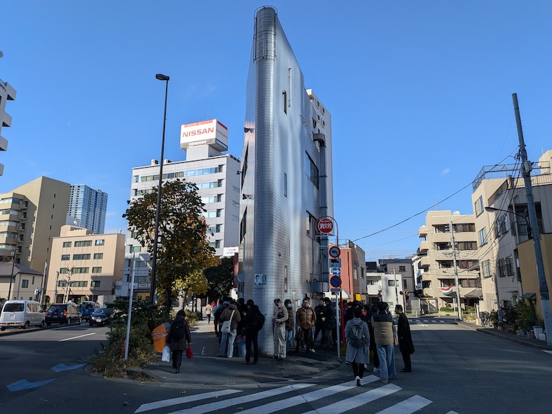 行列のできる建物の周辺の様子