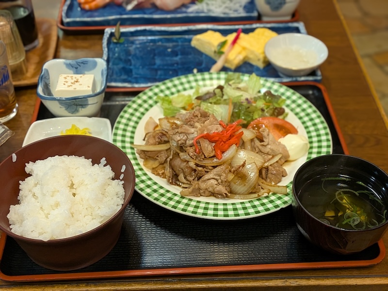 売り切れることもあるつるやの定食