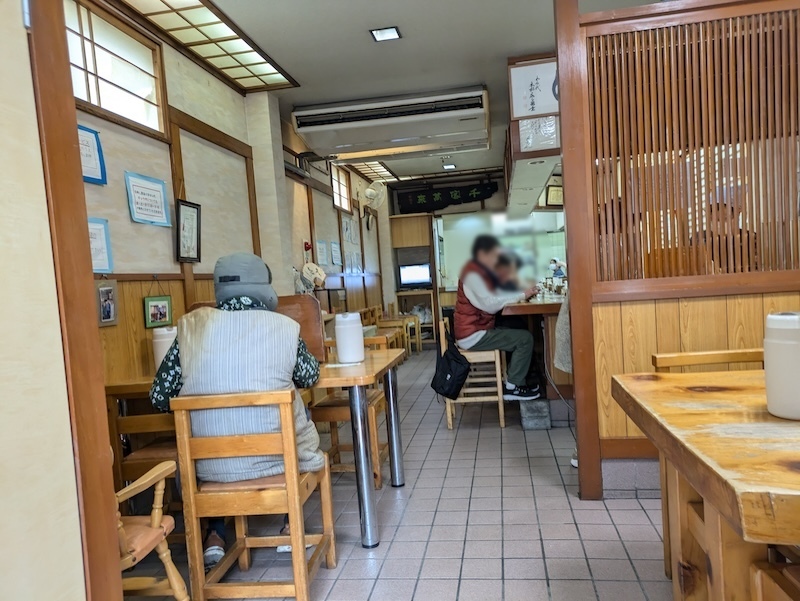 テーブル席・カウンター席の様子