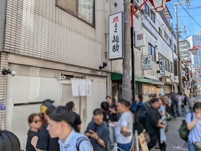 行列ができるお店の前の様子