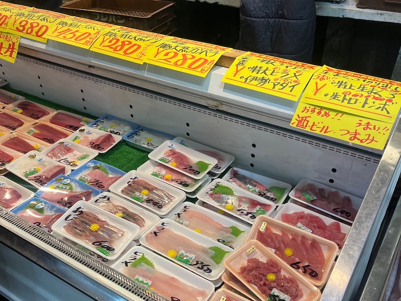 マグロやカンパチなど冷凍のまま並ぶ店内の様子