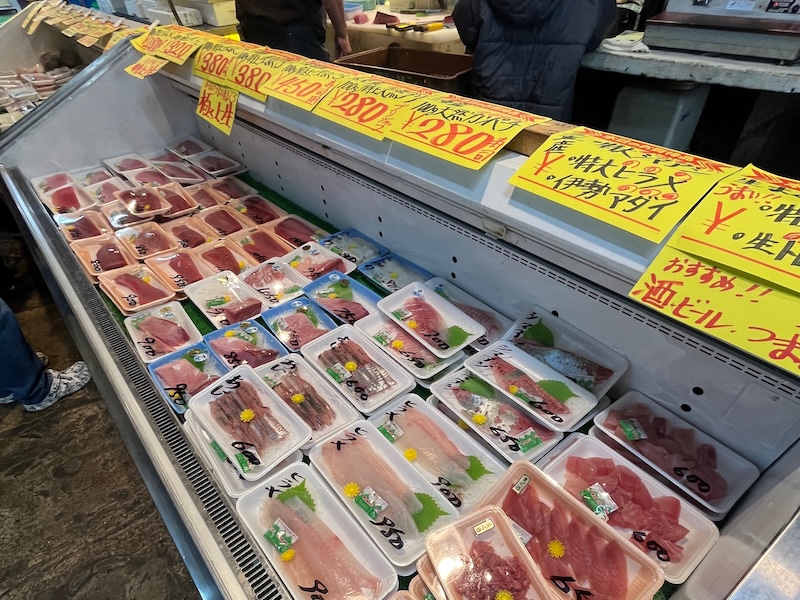 新鮮な魚がズラッと並ぶお店の様子