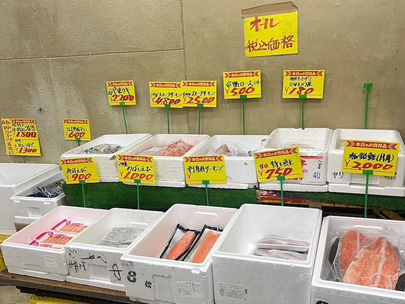 お店いっぱいにたくさんの魚が並ぶ