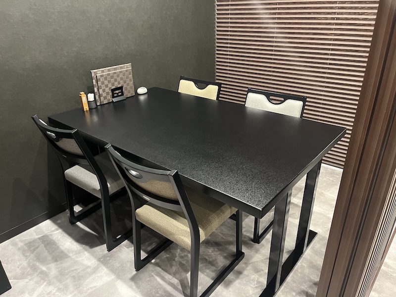 接待にも家族連れにも対応できる落ち着いた店内