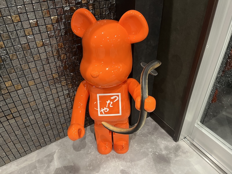 うなぎを持っているつたやのロゴが入ったベアブリック