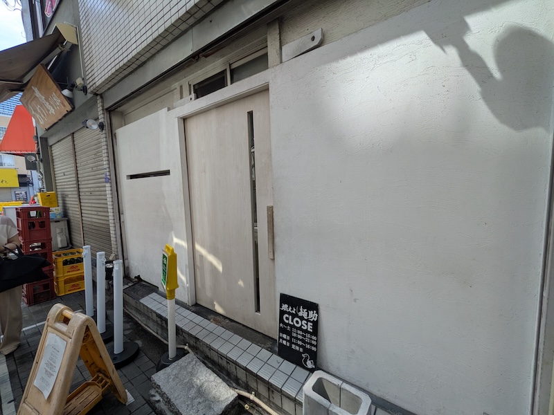 質素なお店の外観