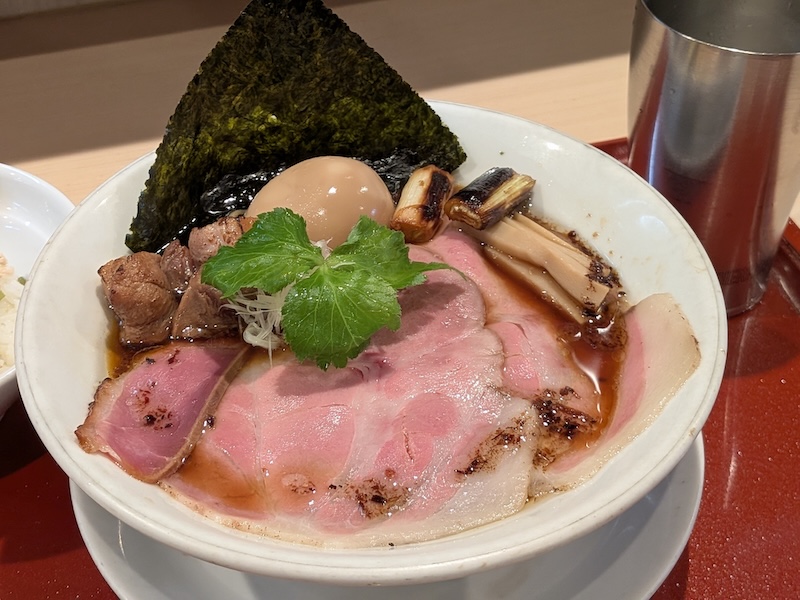 食べログ百名店にも選ばれたこだわりのスープ