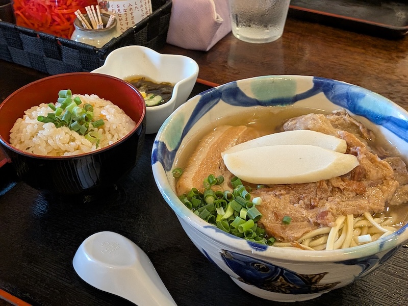 こだわりのスープが美味しい沖縄そば