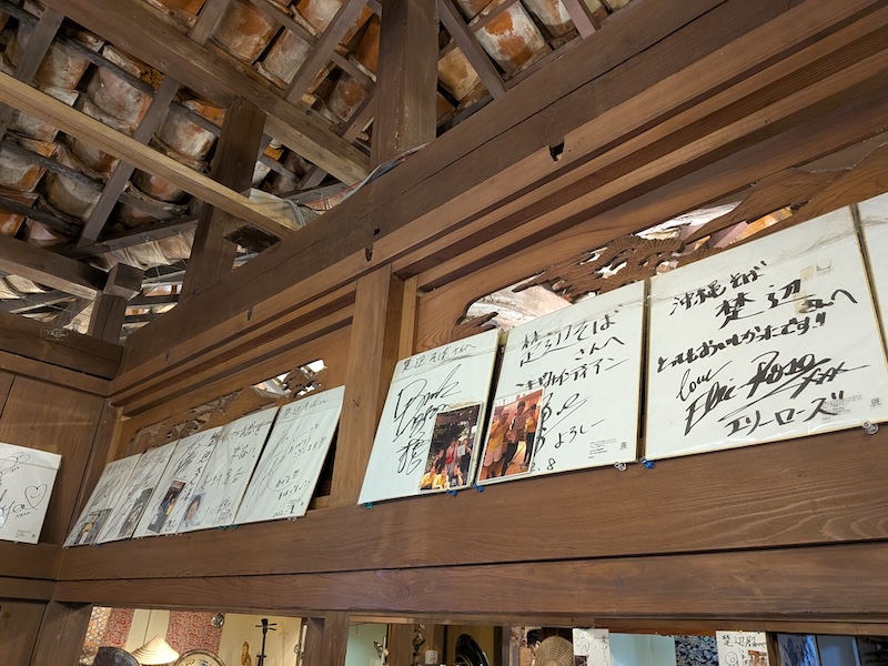 たくさん飾られた著名人のサイン