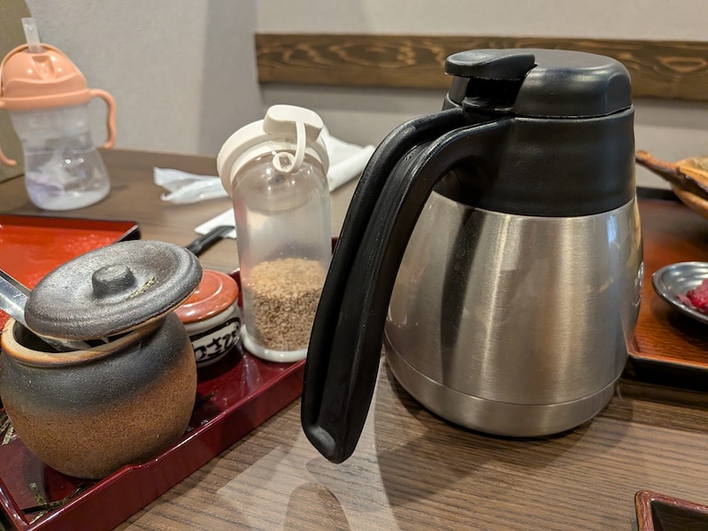 お茶の入ったピッチャーと締めのお茶漬けセット