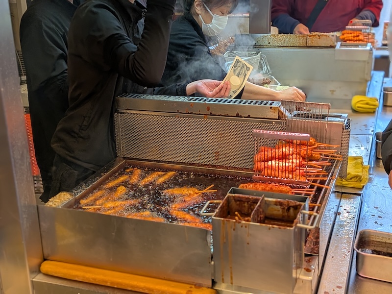 店頭で食べられる揚げたての串カツ