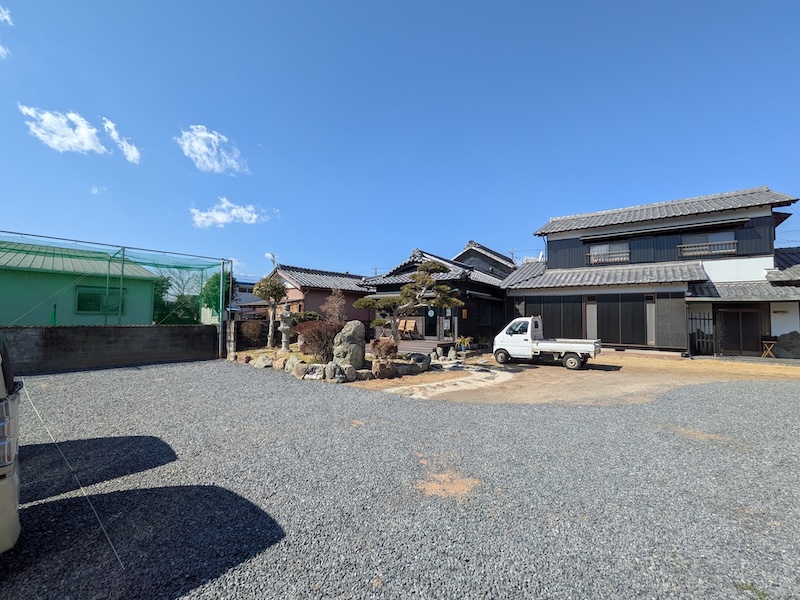 お店の外観と駐車場の様子