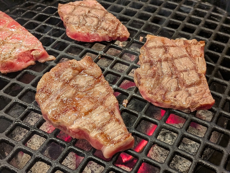 備長炭で焼く焼肉