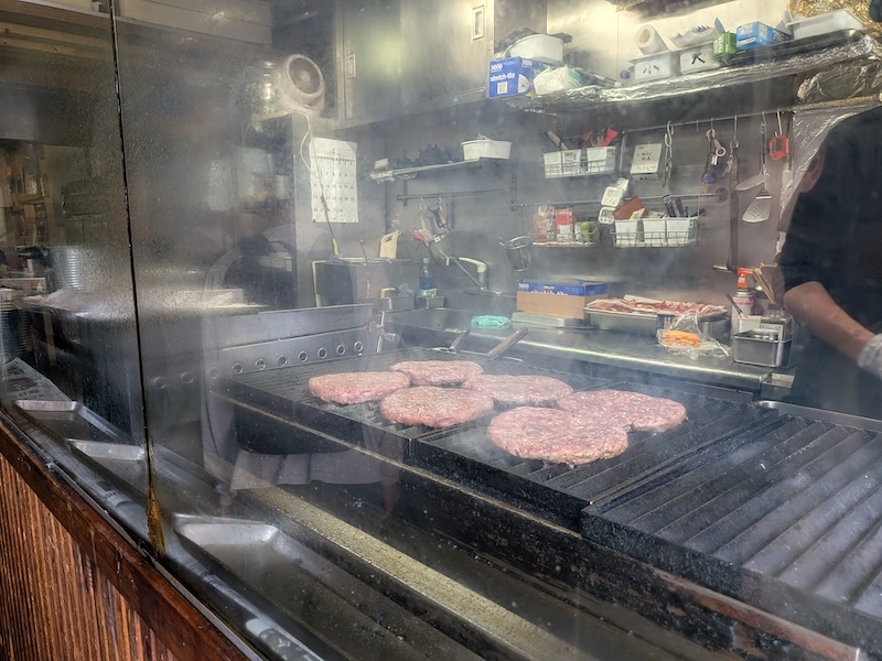 厨房で焼かれるパティの様子