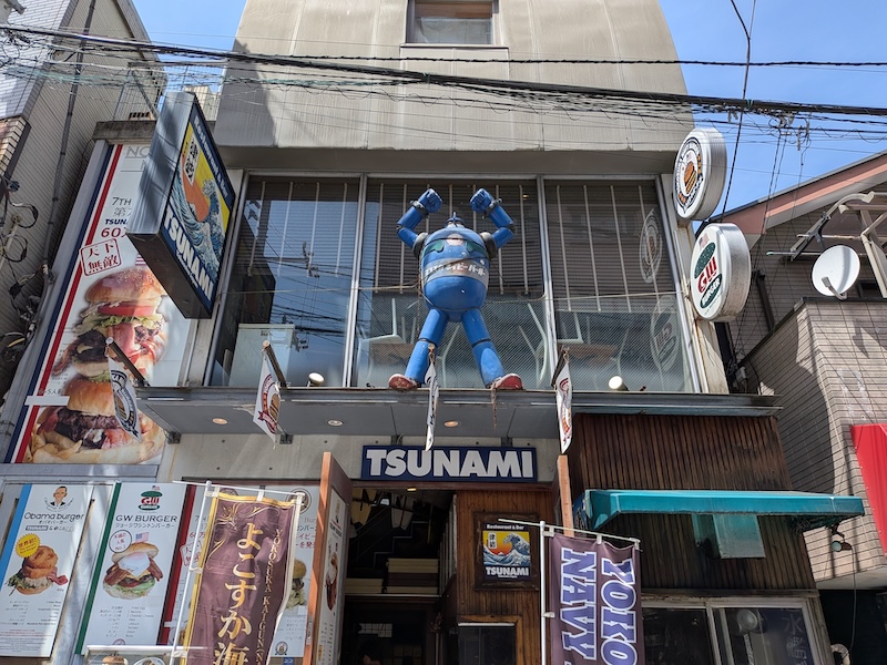 青いロボットが印象的なお店の外観