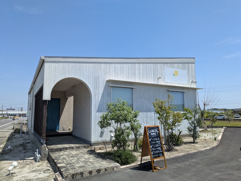 白い外観がおしゃれなお店