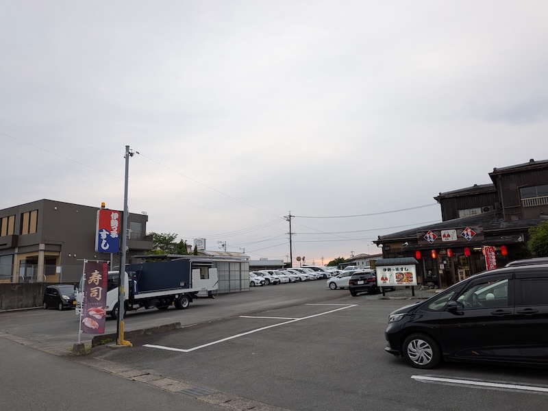 お店の駐車場の様子